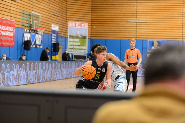 Franklyn AUNITZ (21 Ehingen Urspring), Marvin HECKEL (47 Eisbaeren Bremerhaven) ; Eisbären Bremerhaven vs Team Ehingen Urspring, Basketball, 2. Bundesliga ProA, 21.03.2021, 27. Spieltag, Saison 2020 2021, Bremerhaven, Trainingscenter Amerikaring ; Copyright: xErikxHillmer EIBNERx EP_ehr Eisbären Bremerhaven vs Team Ehingen Urspring, Basketball, 2. Bundesliga ProA, 21.03.2021, 27. Spieltag, Saison 2020 2021 Bremerhaven Copyright: xErikxHillmer EIBNERx EP_ehr