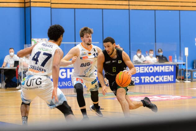 Marvin HECKEL (47 Eisbaeren Bremerhaven), Leon HOPPE (15 Eisbaeren Bremerhaven), Kameron HANKERSON (6 Ehingen Urspring) ; Eisbären Bremerhaven vs Team Ehingen Urspring, Basketball, 2. Bundesliga ProA, 21.03.2021, 27. Spieltag, Saison 2020 2021, Bremerhaven, Trainingscenter Amerikaring ; Copyright: xErikxHillmer EIBNERx EP_ehr Eisbären Bremerhaven vs Team Ehingen Urspring, Basketball, 2. Bundesliga ProA, 21.03.2021, 27. Spieltag, Saison 2020 2021 Bremerhaven Copyright: xErikxHillmer EIBNERx EP_ehr