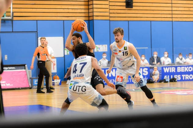 Kameron HANKERSON (6 Ehingen Urspring) zieht an Marvin HECKEL (47 Eisbaeren Bremerhaven) und Leon HOPPE (15 Eisbaeren Bremerhaven) vorbei ; Eisbären Bremerhaven vs Team Ehingen Urspring, Basketball, 2. Bundesliga ProA, 21.03.2021, 27. Spieltag, Saison 2020 2021, Bremerhaven, Trainingscenter Amerikaring ; Copyright: xErikxHillmer EIBNERx EP_ehr Eisbären Bremerhaven vs Team Ehingen Urspring, Basketball, 2. Bundesliga ProA, 21.03.2021, 27. Spieltag, Saison 2020 2021 Bremerhaven Copyright: xErikxHillmer EIBNERx EP_ehr