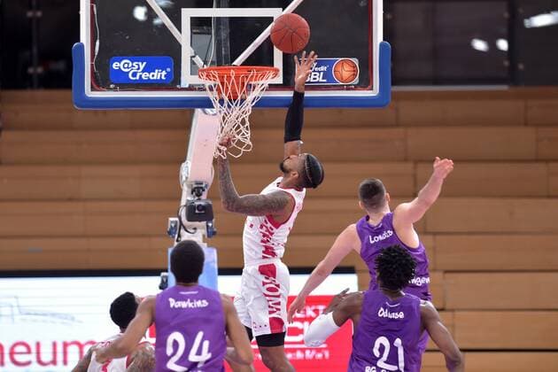 Korbleger von Alex Hamilton (Baskets Bonn), Rihards Lomazs (BG Goettingen) (R), Aubrey Dawkins (NR 24) , Basketball, Bundesliga, BBL, BG Goettingen - Telekom Baskets Bonn, 21.03.2021, BG Goettingen - Telekom Baskets Bonn , Basketball, Bundesliga, GER, BBL, 21.03.2021 Goettingen Copyright: xEibner-Pressefotox-xRolandxSippelx