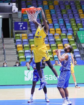 Fraport Skyliners - Alba Berlin, easyCredit BBL Dunking von Christ Koumadje (Alba Berlin, 21). Rechts Quantez Robertson (Fraport Skyliners, 23). Basketball-Spiel der easyCredit BBL zwischen den Fraport Skyliners und Alba Berlin am 21. Maerz 2021 in der Fraport-Arena in Frankfurt am Main., Frankfurt am Main Hessen Deutschland Fraport-Arena