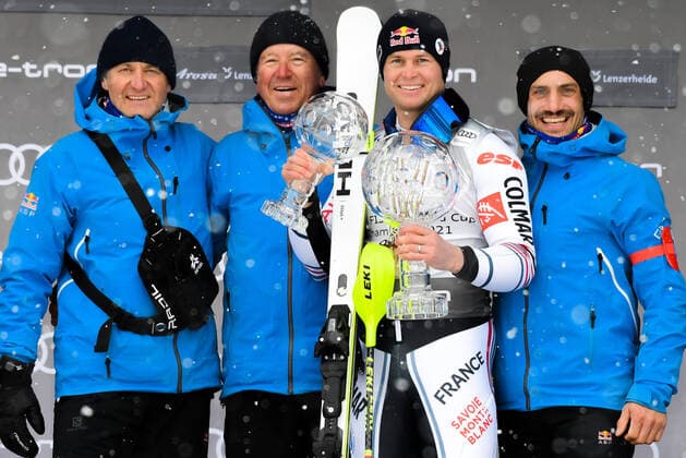 21.03.2021, Lenzerheide, SUI, FIS Weltcup Ski Alpin, Slalom, Herren, Siegerehrung, Weltcupwertung, im Bild Alexis Pinturault mit der Gesamt Weltcup Kristallkugel und Team ASP Alexis Pinturault with the Overall World Cup Crystal Globe and Team ASP during the winner ceremony for the man Slalom Worldcup rating of FIS Ski Alpine World Cup finals in Lenzerheide, Switzerland on 2021 03 21.