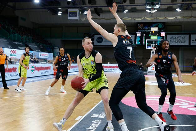 24. Spieltag der easyCredit BBL Basketball Bundesliga am 21.Maerz 2021in der Oberfrankenhalle in Bayreuth Bayern Deutschland Saison 2020-2021 Medi Bayreuth gegen NINERS Chemnitz Osvaldas Olisevicius (Medi Bayreuth 31) links Jonas Richter (NINERS Chemnitz 7) rechts