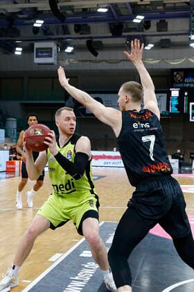 24. Spieltag der easyCredit BBL Basketball Bundesliga am 21.Maerz 2021in der Oberfrankenhalle in Bayreuth Bayern Deutschland Saison 2020-2021 Medi Bayreuth gegen NINERS Chemnitz Osvaldas Olisevicius (Medi Bayreuth 31) links Jonas Richter (NINERS Chemnitz 7) rechts