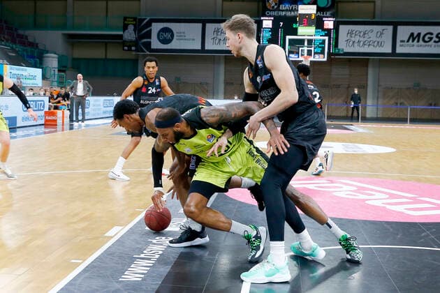 24. Spieltag der easyCredit BBL Basketball Bundesliga am 21.Maerz 2021in der Oberfrankenhalle in Bayreuth Bayern Deutschland Saison 2020-2021 Medi Bayreuth gegen NINERS Chemnitz Dererk Pardon (Medi Bayreuth 0) mitte Isiaha Mike (NINERS Chemnitz 11) links Jan Niklas Wimberg (NINERS Chemnitz 8) rechts