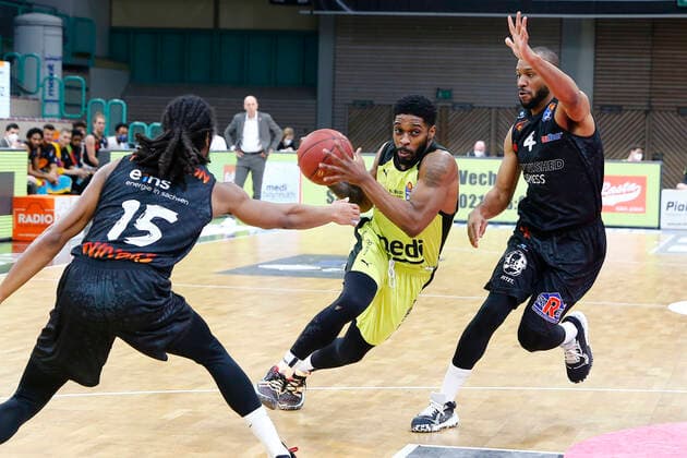 24. Spieltag der easyCredit BBL Basketball Bundesliga am 21.Maerz 2021in der Oberfrankenhalle in Bayreuth Bayern Deutschland Saison 2020-2021 Medi Bayreuth gegen NINERS Chemnitz Lazeric Jones (Medi Bayreuth 12) mitte Virgil Matthews (NINERS Chemnitz 4) rechts Marcus Thornton (NINERS Chemnitz 15) links