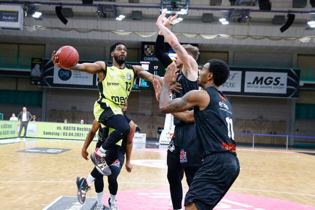 24. Spieltag der easyCredit BBL Basketball Bundesliga am 21.Maerz 2021in der Oberfrankenhalle in Bayreuth Bayern Deutschland Saison 2020-2021 Medi Bayreuth gegen NINERS Chemnitz Lazeric Jones (Medi Bayreuth 12) links Isiaha Mike (NINERS Chemnitz 11) rechts