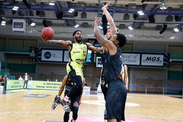 24. Spieltag der easyCredit BBL Basketball Bundesliga am 21.Maerz 2021in der Oberfrankenhalle in Bayreuth Bayern Deutschland Saison 2020-2021 Medi Bayreuth gegen NINERS Chemnitz Lazeric Jones (Medi Bayreuth 12) links Isiaha Mike (NINERS Chemnitz 11) rechts