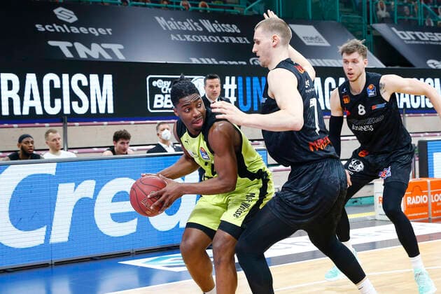 24. Spieltag der easyCredit BBL Basketball Bundesliga am 21.Maerz 2021in der Oberfrankenhalle in Bayreuth Bayern Deutschland Saison 2020-2021 Medi Bayreuth gegen NINERS Chemnitz Frank Bartley (Medi Bayreuth 24) links Jonas Richter (NINERS Chemnitz 7) rechts