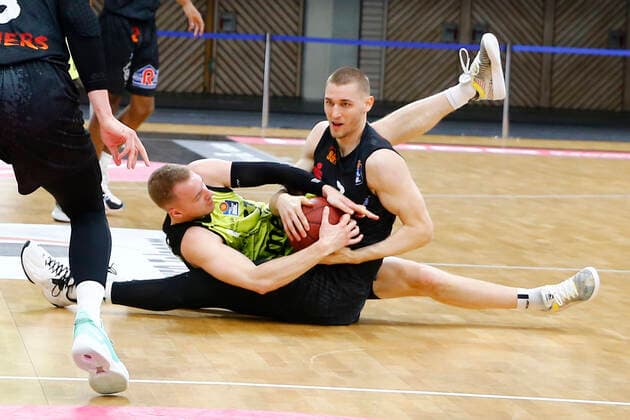 24. Spieltag der easyCredit BBL Basketball Bundesliga am 21.Maerz 2021in der Oberfrankenhalle in Bayreuth Bayern Deutschland Saison 2020-2021 Medi Bayreuth gegen NINERS Chemnitz Osvaldas Olisevicius (Medi Bayreuth 31) links Jonas Richter (NINERS Chemnitz 7) rechts