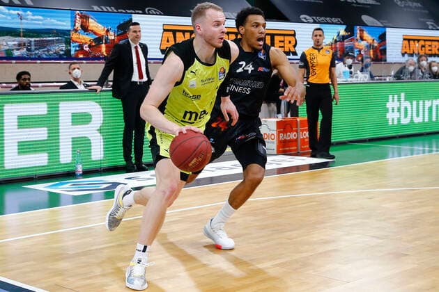 24. Spieltag der easyCredit BBL Basketball Bundesliga am 21.Maerz 2021in der Oberfrankenhalle in Bayreuth Bayern Deutschland Saison 2020-2021 Medi Bayreuth gegen NINERS Chemnitz Osvaldas Olisevicius (Medi Bayreuth 31) links George King (NINERS Chemnitz 24) rechts
