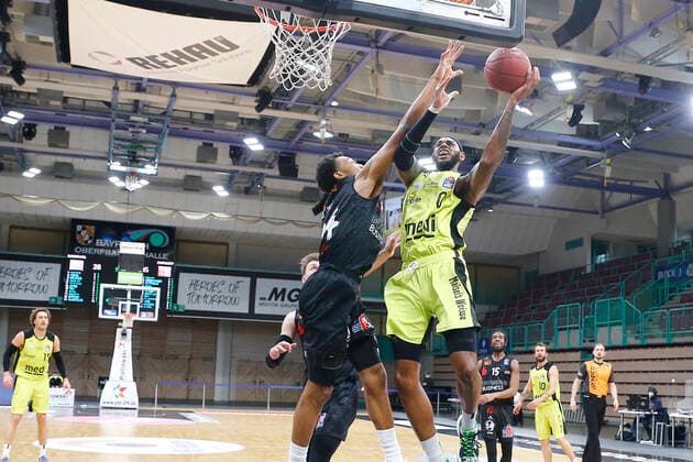 24. Spieltag der easyCredit BBL Basketball Bundesliga am 21.Maerz 2021in der Oberfrankenhalle in Bayreuth Bayern Deutschland Saison 2020-2021 Medi Bayreuth gegen NINERS Chemnitz Dererk Pardon (Medi Bayreuth 0) rechts Marcus Thornton (NINERS Chemnitz 15) links