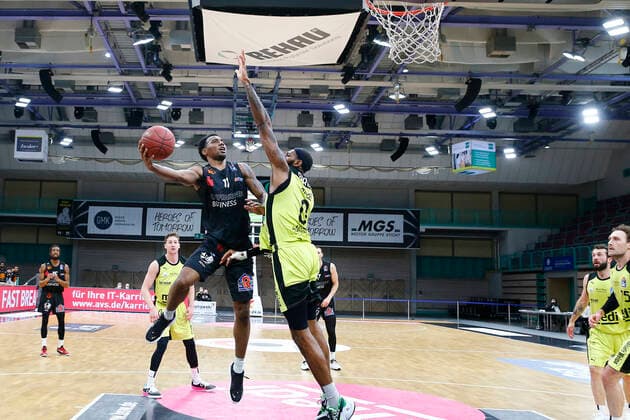 24. Spieltag der easyCredit BBL Basketball Bundesliga am 21.Maerz 2021in der Oberfrankenhalle in Bayreuth Bayern Deutschland Saison 2020-2021 Medi Bayreuth gegen NINERS Chemnitz Dererk Pardon (Medi Bayreuth 0) rechts Isiaha Mike (NINERS Chemnitz 11) links