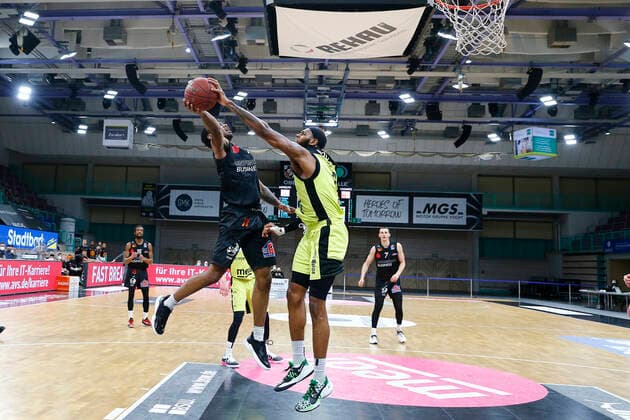 24. Spieltag der easyCredit BBL Basketball Bundesliga am 21.Maerz 2021in der Oberfrankenhalle in Bayreuth Bayern Deutschland Saison 2020-2021 Medi Bayreuth gegen NINERS Chemnitz Dererk Pardon (Medi Bayreuth 0) rechts Isiaha Mike (NINERS Chemnitz 11) links