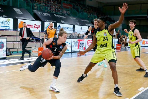 24. Spieltag der easyCredit BBL Basketball Bundesliga am 21.Maerz 2021in der Oberfrankenhalle in Bayreuth Bayern Deutschland Saison 2020-2021 Medi Bayreuth gegen NINERS Chemnitz Frank Bartley (Medi Bayreuth 24) rechts Malte Ziegenhagen (NINERS Chemnitz 3) links