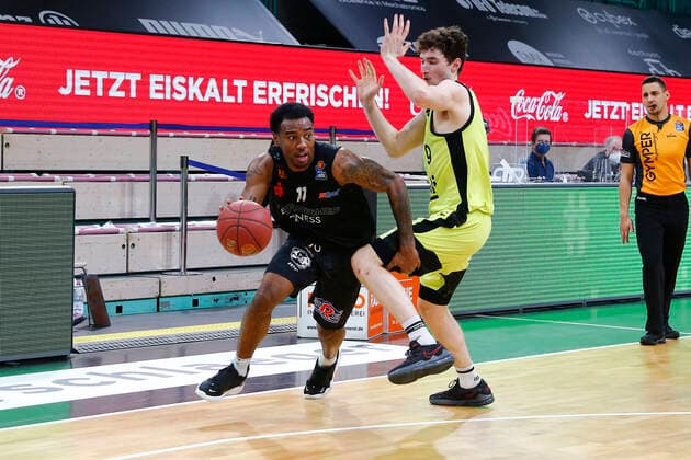 24. Spieltag der easyCredit BBL Basketball Bundesliga am 21.Maerz 2021in der Oberfrankenhalle in Bayreuth Bayern Deutschland Saison 2020-2021 Medi Bayreuth gegen NINERS Chemnitz Kay Bruhnke (Medi Bayreuth 9) rechts Isiaha Mike (NINERS Chemnitz 11) links