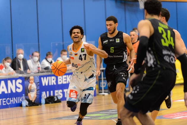 Marvin HECKEL (47 Eisbaeren Bremerhaven), Kameron HANKERSON (6 Ehingen Urspring) ; Eisbären Bremerhaven vs Team Ehingen Urspring, Basketball, 2. Bundesliga ProA, 21.03.2021, 27. Spieltag, Saison 2020 2021, Bremerhaven, Trainingscenter Amerikaring ; Copyright: xErikxHillmer EIBNERx EP_ehr Eisbären Bremerhaven vs Team Ehingen Urspring, Basketball, 2. Bundesliga ProA, 21.03.2021, 27. Spieltag, Saison 2020 2021 Bremerhaven Copyright: xErikxHillmer EIBNERx EP_ehr