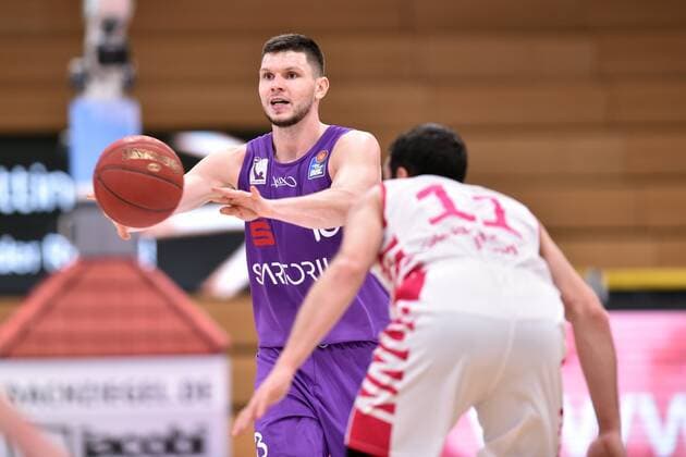 Rihards Lomazs (BG Goettingen) (am Ball), Anthony DiLeo (Baskets Bonn) , Basketball, Bundesliga, BBL, BG Goettingen - Telekom Baskets Bonn, 21.03.2021, BG Goettingen - Telekom Baskets Bonn , Basketball, Bundesliga, GER, BBL, 21.03.2021 Goettingen Copyright: xEibner-Pressefotox-xRolandxSippelx