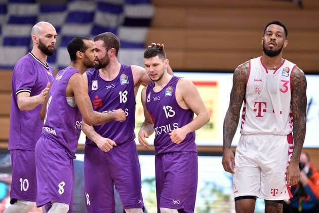 Jubel, Freude nach dem Sieg; Rihards Lomazs (BG Goettingen) (M), James Thompson IV (Baskets Bonn), Dennis Kramer (L) enttaeuscht, frustriert, Emotion , Basketball, Bundesliga, BBL, BG Goettingen - Telekom Baskets Bonn, 21.03.2021, BG Goettingen - Telekom Baskets Bonn , Basketball, Bundesliga, GER, BBL, 21.03.2021 Goettingen Copyright: xEibner-Pressefotox-xRolandxSippelx