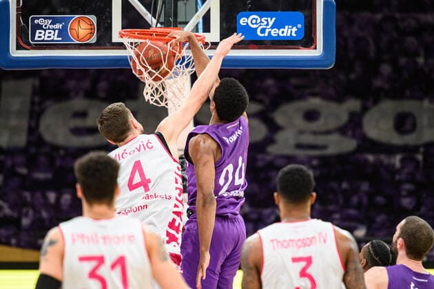BG Göttingen - Telekom Baskets Bonn 21.03.2021, Basketball-Bundesliga easyCredit-BBL, Saison 2020 2021, Hauptrunde, 24. Spieltag, BG Göttingen - Telekom Baskets Bonn. Göttingens Aubrey Dawkins (r) spielt gegen Bonns Strahinja Micovic. Göttingen Niedersachsen Deutschland