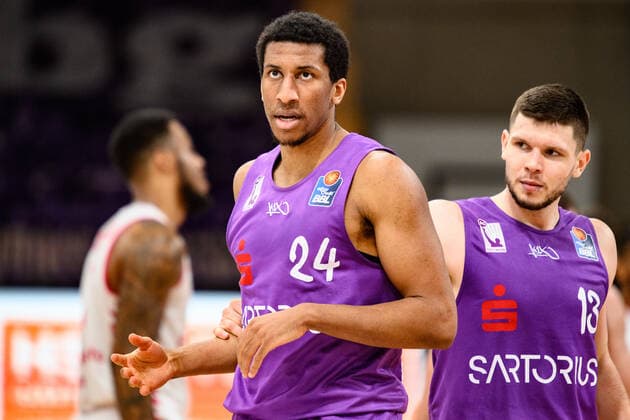 BG Göttingen - Telekom Baskets Bonn 21.03.2021, Basketball-Bundesliga easyCredit-BBL, Saison 2020 2021, Hauptrunde, 24. Spieltag, BG Göttingen - Telekom Baskets Bonn. Göttingens Aubrey Dawkins (l) und Göttingens Rihards Lomazs stehen auf dem Spielfeld. Göttingen Niedersachsen Deutschland