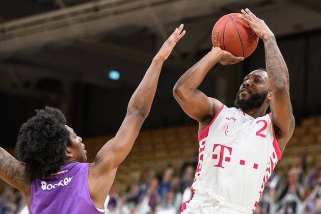 BG Göttingen - Telekom Baskets Bonn 21.03.2021, Basketball-Bundesliga easyCredit-BBL, Saison 2020 2021, Hauptrunde, 24. Spieltag, BG Göttingen - Telekom Baskets Bonn. Bonns Xavier Pollard (r) spielt gegen Göttingens Deishuan Booker. Göttingen Niedersachsen Deutschland