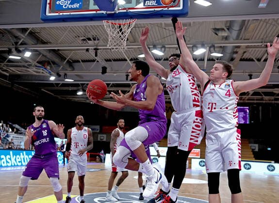 GSD zje123 Saison 2020 21 Easy credit Basketball Bundesliga BG Göttingen - Telekom Baskets Bonn Göttingens Aubrey Dawkins (am Ball) gegen Bonns Isaiah Philmore und Strahinja Micovic (rechts)