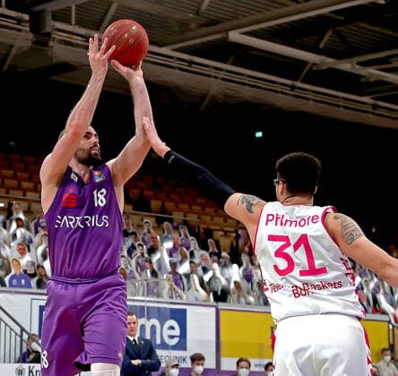 GSD zje123 Saison 2020 21 Easy credit Basketball Bundesliga BG Göttingen - Telekom Baskets Bonn Göttingens Harper Kamp (am Ball) gegen Bonns Isaiah Philmore