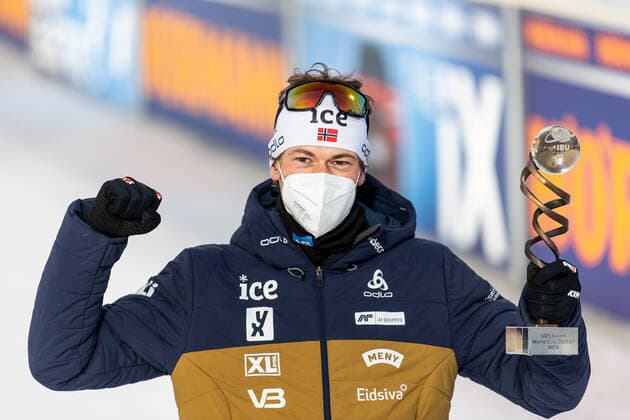 210321 Sturla Holm Laegreid of Norway is awarded Best Young Athlete after the Men s 15 km Mass Start during the IBU Biathlon World Cup on March 21, 2021 in Östersund. Photo: Joel Marklund BILDBYRAN kod JM JM0089 bbeng skidskytte biathlon skiskyting världscupen ibu world cup masstart norge norway jubel Copyright: JOELxMARKLUND BB210321JM184