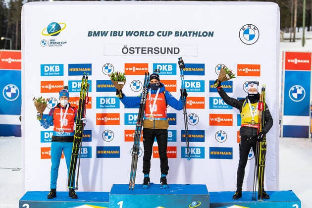 210321 Eduard Latypov of Russia (second place), Simon Desthieux of France (first place), and, Johannes Thingnes Bo of Norway (third place) celebrate on the podium after the Men s 15 km Mass Start during the IBU Biathlon World Cup on March 21, 2021 in Östersund. Photo: Joel Marklund BILDBYRAN kod JM JM0089 bbeng skidskytte biathlon skiskyting världscupen ibu world cup masstart jubel norge norway frankrike ryssland Copyright: JOELxMARKLUND BB210321JM186