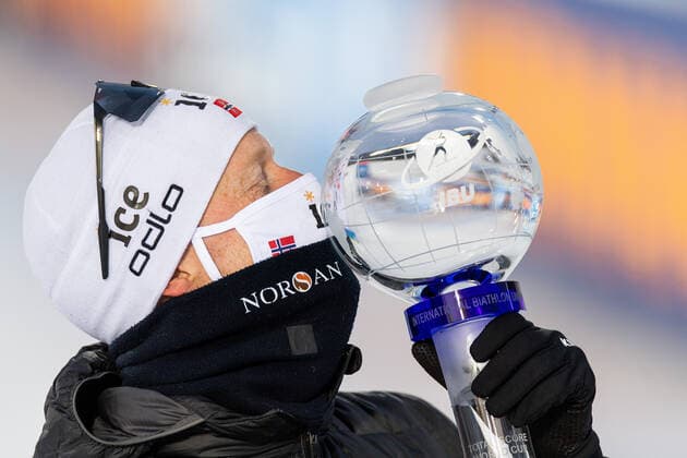 210321 Johannes Thingnes Bo of Norway celebrates with the trophy after winning the overall World Cup after the Men s 15 km Mass Start during the IBU Biathlon World Cup on March 21, 2021 in Östersund. Photo: Joel Marklund BILDBYRAN kod JM JM0089 bbeng skidskytte biathlon skiskyting världscupen ibu world cup masstart norge norway jubel Copyright: JOELxMARKLUND BB210321JM193