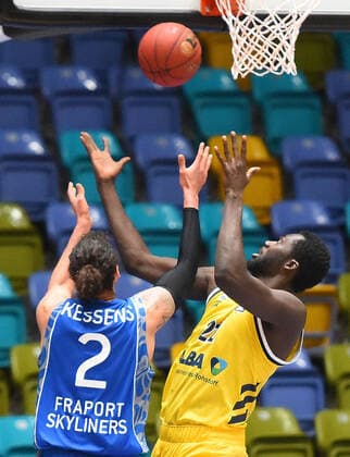 21.03.2021, xhbx, Basketball BBL Bundesliga, Frankfurt Skyliners - Alba Berlin emspor, v.l. Michael Kessens (Fraport Skyliners Frankfurt), Christ Koumadje (Alba Berlin) (DFL DFB REGULATIONS PROHIBIT ANY USE OF PHOTOGRAPHS as IMAGE SEQUENCES and or QUASI-VIDEO) Frankfurt am Main