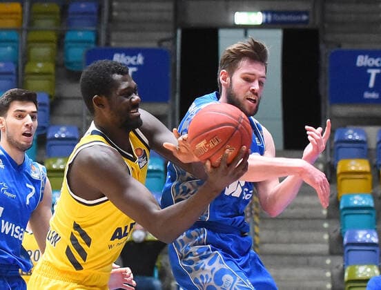 21.03.2021, xhbx, Basketball BBL Bundesliga, Frankfurt Skyliners - Alba Berlin emspor, v.l. Christ Koumadje (Alba Berlin), Jon Axel Gudmundsson (Fraport Skyliners Frankfurt) (DFL DFB REGULATIONS PROHIBIT ANY USE OF PHOTOGRAPHS as IMAGE SEQUENCES and or QUASI-VIDEO) Frankfurt am Main