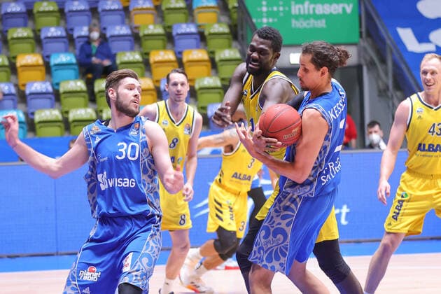 Fraport Skyliners - Alba Berlin, easyCredit BBL Michael Kessens (Fraport Skyliners, 2) und Christ Koumadje (Alba Berlin, 21) rangeln um den Ball, links Jon Axel Gudmundsson (Fraport Skyliners, 30). Basketball-Spiel der easyCredit BBL zwischen den Fraport Skyliners und Alba Berlin am 21. Maerz 2021 in der Fraport-Arena in Frankfurt am Main., Frankfurt am Main Hessen Deutschland Fraport-Arena