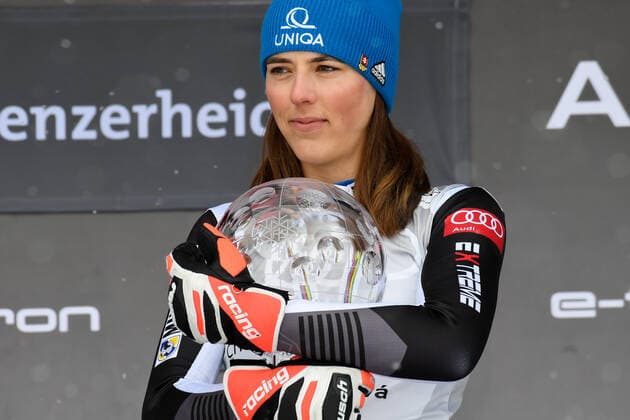 SUI, FIS Weltcup Ski Alpin, Finale, Lenzerheide 21.03.2021, Lenzerheide, SUI, FIS Weltcup Ski Alpin, Slalom, Herren, Siegerehrung, Weltcupwertung, im Bild Petra Vhlova mit der Gesamt Weltcup Kristallkugel Petra Vlohva with the Overall World Cup Crystal Globe during the winner ceremony for the man Slalom Worldcup rating of FIS Ski Alpine World Cup finals in Lenzerheide, Switzerland on 2021 03 21. Lenzerheide Schweiz