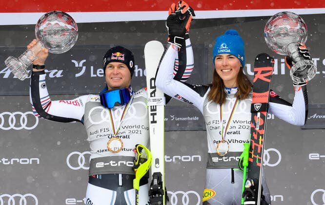 SUI, FIS Weltcup Ski Alpin, Finale, Lenzerheide 21.03.2021, Lenzerheide, SUI, FIS Weltcup Ski Alpin, Slalom, Herren, Siegerehrung, Weltcupwertung, im Bild Alexis Pinturault mit der Gesamt Weltcup Kristallkugel, Petra Vhlova mit der Gesamt Weltcup Kristallkugel Alexis Pinturault with the Overall World Cup Crystal Globe Petra Vlohva with the Overall World Cup Crystal Globe during the winner ceremony for the man Slalom Worldcup rating of FIS Ski Alpine World Cup finals in Lenzerheide, Switzerland on 2021 03 21. Lenzerheide Schweiz