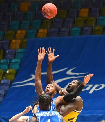 21.03.2021, xhbx, Basketball BBL Bundesliga, Frankfurt Skyliners - Alba Berlin emspor, v.l. Rasheed Moore (Fraport Skyliners Frankfurt), Christ Koumadje (Alba Berlin) (DFL DFB REGULATIONS PROHIBIT ANY USE OF PHOTOGRAPHS as IMAGE SEQUENCES and or QUASI-VIDEO) Frankfurt am Main