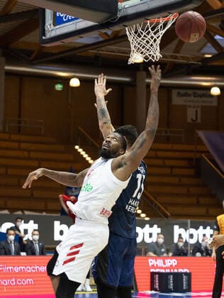 Jalen Reynolds (Fc Bayern München, 8) Bogdan Radoslavjevic (Hakro Merlins, 15)¨¨HAKRO Merlins Crailsheim vs. FC Bayern München, Basketball, Bundesliga, easy credit BBL, Spieltag 24, Spielzeit 2020 2021, 21.03.2021, ¨¨ HAKRO Merlins Crailsheim vs. FC Bayern München, Basketball, Bundesliga, easy credit BBL, Spieltag 24, Spielzeit 2020 2021, 21.03.2021 Ilshofen Copyright: xNinaxSander xEibnerxPressefotoxIx EP_NSR