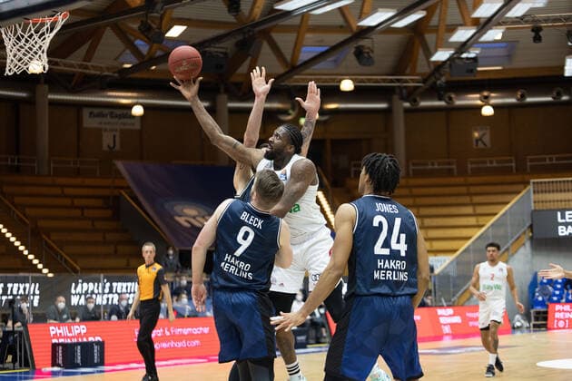 Jalen Reynolds (Fc Bayern München, 8) Fabian Bleck (Hakro Merlins, 9) Jeremy Jones (Hakro Merlins, 24)¨¨HAKRO Merlins Crailsheim vs. FC Bayern München, Basketball, Bundesliga, easy credit BBL, Spieltag 24, Spielzeit 2020 2021, 21.03.2021, ¨¨ HAKRO Merlins Crailsheim vs. FC Bayern München, Basketball, Bundesliga, easy credit BBL, Spieltag 24, Spielzeit 2020 2021, 21.03.2021 Ilshofen Copyright: xNinaxSander xEibnerxPressefotoxIx EP_NSR