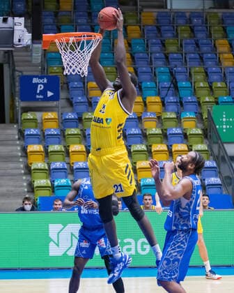 Fraport Skyliners - Alba Berlin, easyCredit BBL Dunking von Christ Koumadje (Alba Berlin, 21). Basketball-Spiel der easyCredit BBL zwischen den Fraport Skyliners und Alba Berlin am 21. Maerz 2021 in der Fraport-Arena in Frankfurt am Main., Frankfurt am Main Hessen Deutschland Fraport-Arena