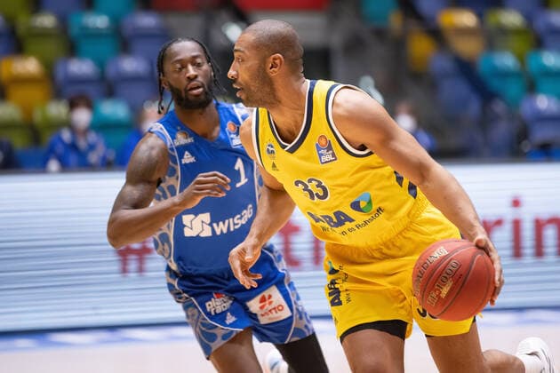 Fraport Skyliners - Alba Berlin, easyCredit BBL Jayson Granger (Alba Berlin, 33) mit Ball, links im Hintergrund Matt Mobley (Fraport Skyliners, 1). Basketball-Spiel der easyCredit BBL zwischen den Fraport Skyliners und Alba Berlin am 21. Maerz 2021 in der Fraport-Arena in Frankfurt am Main., Frankfurt am Main Hessen Deutschland Fraport-Arena