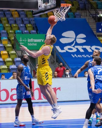 Fraport Skyliners - Alba Berlin, easyCredit BBL Luke Sikma (Alba Berlin, 43) steigt hoch zum Korb, links unbeteiligt Matt Mobley (Fraport Skyliners, 1). Basketball-Spiel der easyCredit BBL zwischen den Fraport Skyliners und Alba Berlin am 21. Maerz 2021 in der Fraport-Arena in Frankfurt am Main., Frankfurt am Main Hessen Deutschland Fraport-Arena