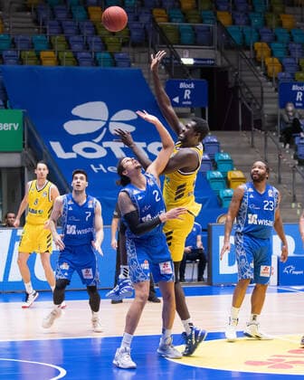 Fraport Skyliners - Alba Berlin, easyCredit BBL Christ Koumadje (Alba Berlin, 21) steigt hoeher als Michael Kessens (Fraport Skyliners, 2), rechts staunt Quantez Robertson (Fraport Skyliners, 23). Basketball-Spiel der easyCredit BBL zwischen den Fraport Skyliners und Alba Berlin am 21. Maerz 2021 in der Fraport-Arena in Frankfurt am Main., Frankfurt am Main Hessen Deutschland Fraport-Arena