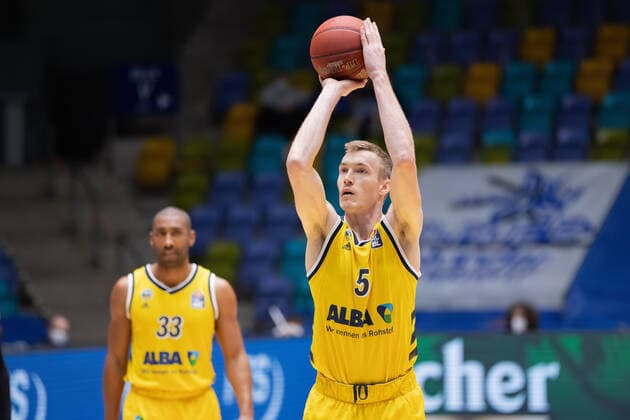 Fraport Skyliners - Alba Berlin, easyCredit BBL Niels Giffey (Alba Berlin, 5) beim Freiwurf. Basketball-Spiel der easyCredit BBL zwischen den Fraport Skyliners und Alba Berlin am 21. Maerz 2021 in der Fraport-Arena in Frankfurt am Main., Frankfurt am Main Hessen Deutschland Fraport-Arena