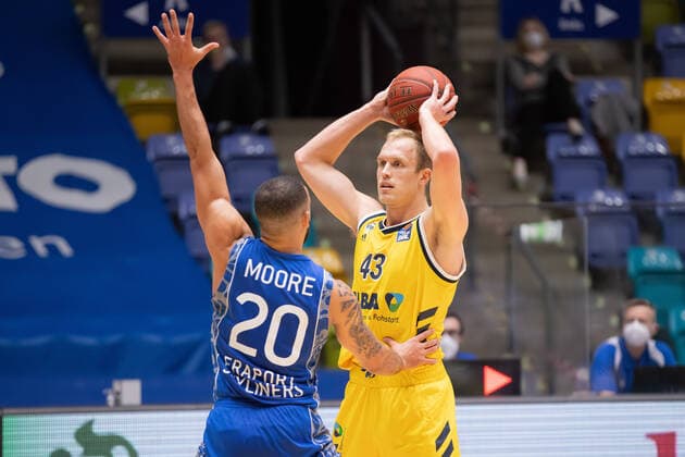 Fraport Skyliners - Alba Berlin, easyCredit BBL Luke Sikma (Alba Berlin, 43, rechts) wird von Rasheed Moore (Fraport Skyliners, 20) bedraengt. Basketball-Spiel der easyCredit BBL zwischen den Fraport Skyliners und Alba Berlin am 21. Maerz 2021 in der Fraport-Arena in Frankfurt am Main., Frankfurt am Main Hessen Deutschland Fraport-Arena