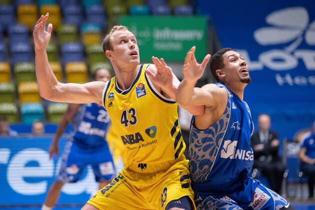 Fraport Skyliners - Alba Berlin, easyCredit BBL Rangelei zwischen Luke Sikma (Alba Berlin, 43, links) und Len Adam Schoormann (Fraport Skyliners, 6). Basketball-Spiel der easyCredit BBL zwischen den Fraport Skyliners und Alba Berlin am 21. Maerz 2021 in der Fraport-Arena in Frankfurt am Main., Frankfurt am Main Hessen Deutschland Fraport-Arena