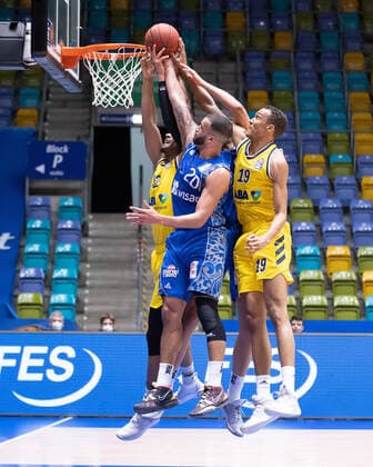Fraport Skyliners - Alba Berlin, easyCredit BBL Johannes Thiemann (Alba Berlin, 32), Michael Kessens (Fraport Skyliners, 2), Rasheed Moore (Fraport Skyliners, 20) und Louis Olinde (Alba Berlin, 19) versuchen allesamt die Haende an den Ball zu bekommen. Basketball-Spiel der easyCredit BBL zwischen den Fraport Skyliners und Alba Berlin am 21. Maerz 2021 in der Fraport-Arena in Frankfurt am Main., Frankfurt am Main Hessen Deutschland Fraport-Arena
