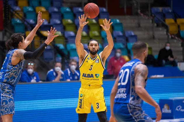 Fraport Skyliners - Alba Berlin, easyCredit BBL Peyton Siva (Alba Berlin, 3) gegen Michael Kessens (Fraport Skyliners, 2) und Rasheed Moore (Fraport Skyliners, 20). Basketball-Spiel der easyCredit BBL zwischen den Fraport Skyliners und Alba Berlin am 21. Maerz 2021 in der Fraport-Arena in Frankfurt am Main., Frankfurt am Main Hessen Deutschland Fraport-Arena