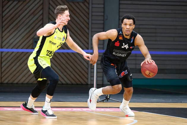 24. Spieltag der easyCredit BBL Basketball Bundesliga am 21.Maerz 2021in der Oberfrankenhalle in Bayreuth Bayern Deutschland Saison 2020-2021 Medi Bayreuth gegen NINERS Chemnitz David Walker (Medi Bayreuth23) links George King (NINERS Chemnitz 24) rechts