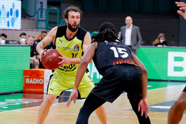 24. Spieltag der easyCredit BBL Basketball Bundesliga am 21.Maerz 2021in der Oberfrankenhalle in Bayreuth Bayern Deutschland Saison 2020-2021 Medi Bayreuth gegen NINERS Chemnitz Bastian Doreth (Medi Bayreuth 10) links Marcus Thornton (NINERS Chemnitz 15) rechts
